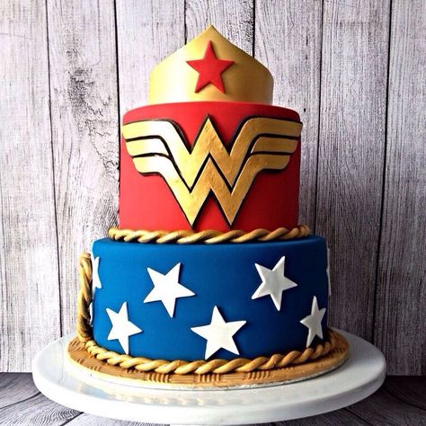 Wonder Woman Cake, Wonder Woman Birthday Party, Lila Party, Women Party Ideas, Wonder Woman Party, Wonder Woman Birthday, Woman Birthday Party, Superhero Cake, Birthday Cakes For Women