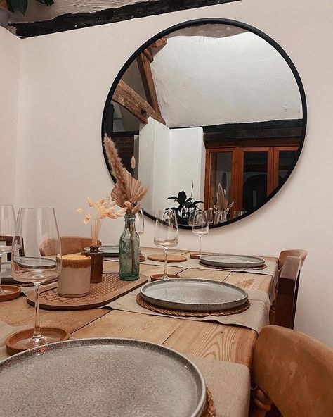 Dinning Room Mirror Ideas, Dinning Room Mirror, Dining Room Mirror Wall, Dinner Setup, Black Round Mirror, Mirror Dining Room, Large Round Mirror, Monochrome Style, Diy Boho Decor