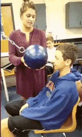 Physics is amazing Funny Fails, Funny People, Beste Gif, 웃긴 사진, صور مضحكة, A Chair, Super Funny, Bones Funny, Funny Posts