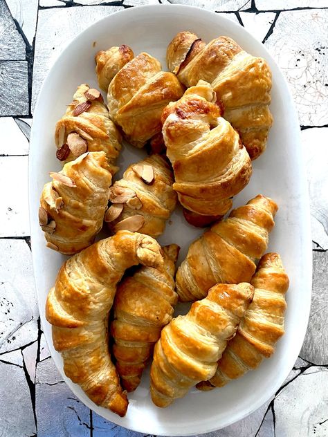 Croissants From Puff Pastry, Croissant From Puff Pastry, How To Make Croissants With Puff Pastry, Puff Pastry Sweet Rolls, Croissant Using Puff Pastry, Easy Crossaints Recipes, Puff Pastry Croissant Recipes, Croissant With Puff Pastry, Puff Pastry Recipes Breakfast