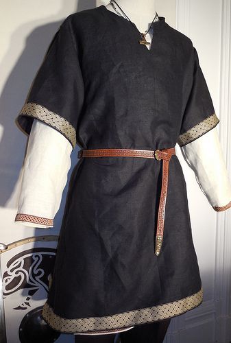 Een eenvoudige tuniek is een goede basis! Amtgard Garb, Medieval Tunic, Medieval Outfit, Viking Tunic, Viking Garb, Viking Dress, Medieval Clothes, Viking Costume, Viking Clothing