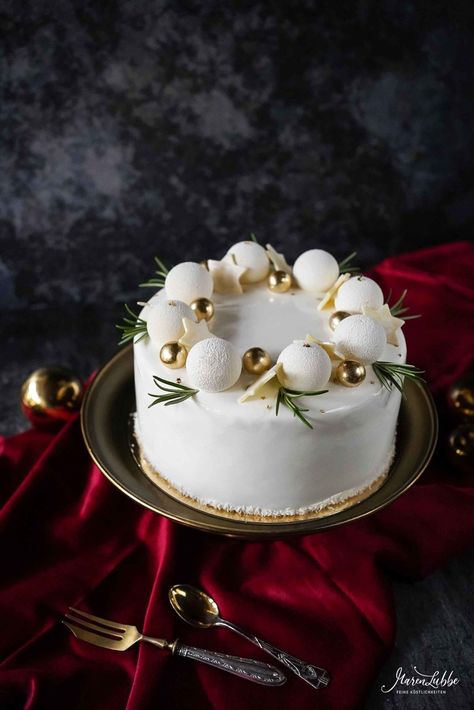 Shiny Cake, Xmas Desserts, Christmas Cake Designs, New Year's Cake, Elegant Birthday Cakes, Christmas Cake Decorations, Xmas Cake, Winter Cake, Cake Decorating Videos