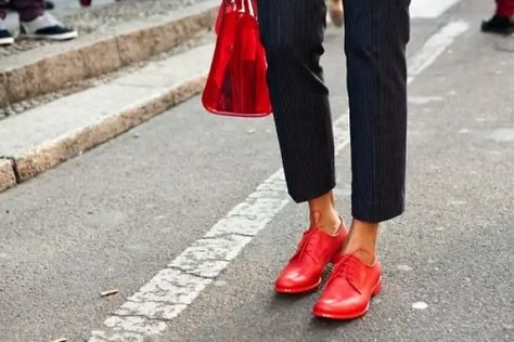 Brogues Womens Outfit, Red Oxford Shoes, Brogues Womens, Oxford Shoes Outfit, Sneaker Outfits Women, Milan Street Style, Street Style Shoes, Fashion Pics, Wear Red