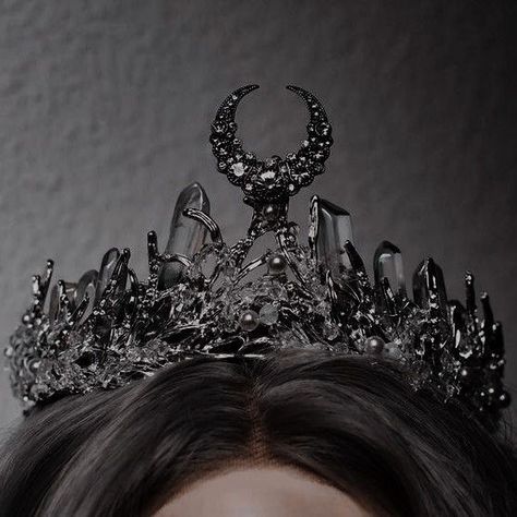 a Dark Royalty Aesthetic, Fantasy Crown, Crown Aesthetic, Royal Core, Dark Princess, Medieval Aesthetic, Queen Aesthetic, Royalty Aesthetic, Royal Aesthetic