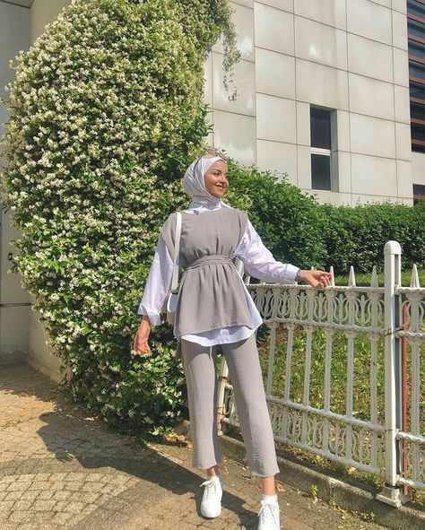 Islamic fashion in minimal sense,best to wear in college and casual outfits Hijab Fashion Summer, Estilo Hijab, Stile Hijab, Street Hijab Fashion, Stylish Hijab, Hijab Trends, Modest Fashion Hijab, Muslim Outfits Casual, Hijab Style Casual