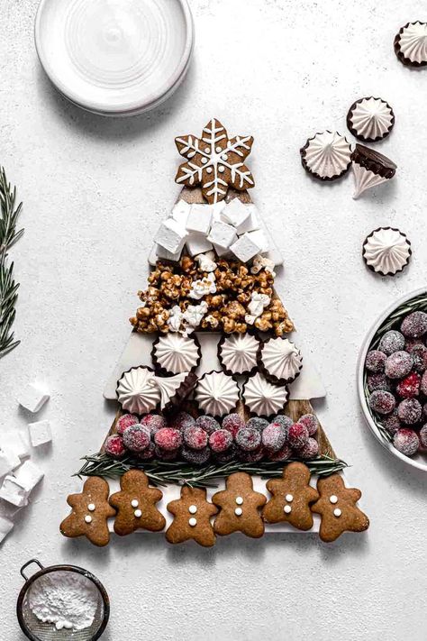 Christmas Sweet Platter, Desert Board Christmas, Tree Dessert Ideas, Christmas Cookie Charcuterie Board Ideas, Christmas Desert Board, Cookies Charcuterie Board, Dessert Charcuterie Board Christmas, Holiday Dessert Charcuterie Board, Christmas Cookie Charcuterie Board