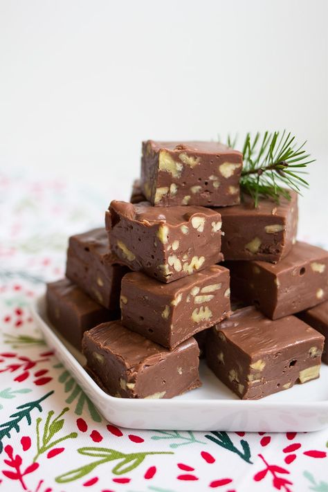 Easiest Fudge Recipe, Easy Xmas Dessert, Chocolate Pecan Fudge, Pecan Fudge, Christmas Candy Homemade, Easy Chocolate Fudge, Pecan Desserts, Peppermint Fudge, Walnut Fudge