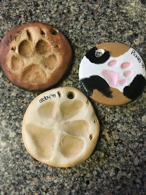 Animal paw print ornament! Super easy and fun, I painted them to look like their fur so it would be more special Dog Crafts For Dogs, Pet Paw Print Art Diy, Polymer Clay Paw Print, Clay Paw Print Ideas, Pet Craft Ideas, Dog Paw Painting Ideas, Paw Print Painting Ideas, Cat Paw Print Art, Dog Craft Ideas