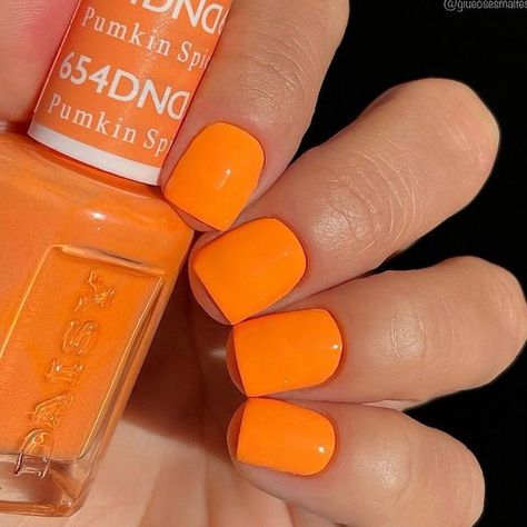 Orange Polish Nail Designs, We Heart It Nails, Daisy Nail Designs, Neon Gel Polish, Dnd Gel Nail Polish, Essie Nail Polish Colors, Neon Orange Nails, Gel Polish Nail Designs, Dnd Gel Polish