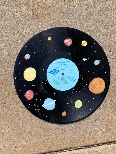 Planet painted record 🌛 Lp Painting, Vinyl Record Art Ideas, Painted Records, Vinyl Paintings, Cd Wall Art, Record Wall Art, Vinyl Art Paint, Planet Painting, Cd Diy