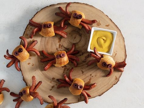 Hot Dog Spiders Halloween Party, Spider Hotdogs Halloween, Spider Pigs In A Blanket, Spider Crescent Rolls, Spider Hot Dogs Halloween, Spider Hotdogs, Halloween Entrees Food Ideas, Spider Dogs, Halloween Hot Dogs