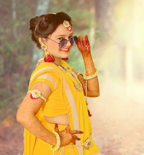 Haldi Rasam Dress For Women, Birde Haldi Pose, Indian Wedding Haldi Photography, Bridal Haldi Photoshoot Poses Indian, Haldi Dulhan Pose, Wedding Haldi Poses, Haldi Pose For Bride, Haladi Shastra Photoshoot, Haldi Shoot Poses Bride