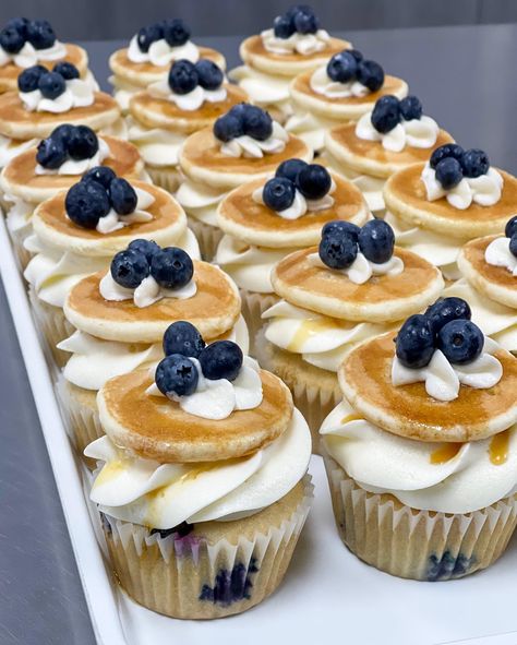 Delicious Dips - Blueberry pancake cupcake for breakfast... Buffet Food Recipes, Blueberry Pancake Cupcake Recipe, Brunch Pancakes Ideas, Blueberry Pancake Cupcakes, Breakfast Theme Cupcakes, Breakfast Themed Cupcakes, Blueberry Cupcake Recipes, Cupcake Presentation Ideas, Pancake Treats