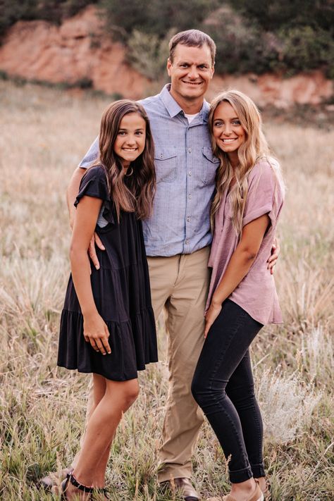 Family Photoshoot With Daughter, Dads And Daughters Pictures, Father And Daughters Photography, Family Photos Teenage Daughters, Mom With Older Kids Photoshoot, Mom And Grown Kids Photoshoot, Family Pictures Poses For 3 Older, Father And Daughters Photo Ideas, Father Daughter Poses Older