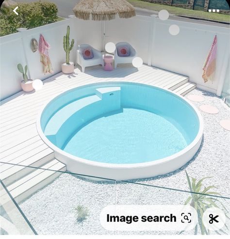 Round Plunge Pool Ideas Small Spaces, Round Plunge Pool Ideas, Round Swimming Pools, Small Round Pool, Plunge Pool Ideas Small Spaces, Round Plunge Pool, Mini Pool Ideas, Circle Pool, Small Backyard Design Layout