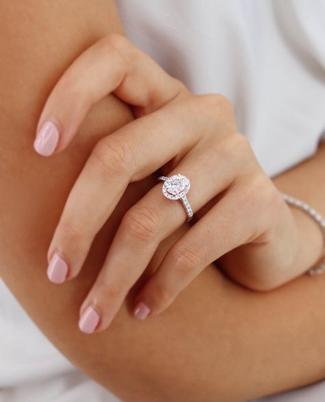 This stunning Rosa ring is a super flattering take on a classic halo setting! The oval cut is super flattering and can make the finger appear longer. This cut is perfectly paired with a halo setting. She’s giving coverage and elegance! Featured carat weight: 1.50ct Setting: Rosa 🎀 Buy now pay later with Klarna, from 0%⁠⁠ 🔒 UK Hallmarked & Assay Assured⁠⁠ 🌎 Free Worldwide Shipping⁠⁠ 💍 Customise this design 📧 hello@lilyarkwright.com 📞+44 (0) 161 537 6773 Lab Grown Engagement Ring, White Gold Solitaire, Gold Solitaire Ring, Forever One Moissanite, Halo Setting, Gemstone Engagement, Vintage Bride, Round Moissanite, Bride Wear