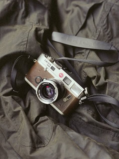 Leica M6. Leica Photography, Leica M6, Handy Wallpaper, Antique Cameras, Old Cameras, Classic Camera, Leica M, Leica Camera, Retro Camera