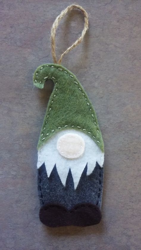 Felt Christmas Gnomes, Felt Gnome Pattern, Felt Gnome Ornament, Simple Felt Christmas Ornaments, Gnome Felt Ornament, Felt Gnomes Diy How To Make, Holiday Felt Crafts, Felt Gnome Ornament Free Pattern, Felt Gonk