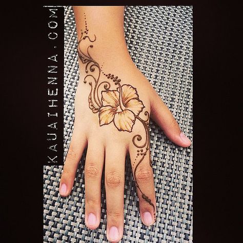 #henna #tattoo #bodyart #Kauai #Hawaii #art #designs #hibiscus #mehndi #hand #catana #kauaihenna Hibiscus Mehendi Design, Hibiscus Hand Tattoo, Hibiscus Henna Designs, Hibiscus Flower Henna, Hanna Tattoos, Hawaiian Tattoo Meanings, Mehndi Hand, Beach 2024, Cute Henna Tattoos