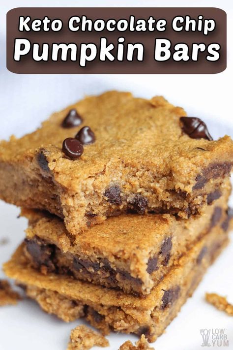 Easy to make low carb gluten free pumpkin bars with chocolate chips that have no sugar added. They're so good even the kids love them. #glutenfree #lowcarb #keto #lowcarbdesserts #ketodesserts #lowcarbrecipes #ketorecipes #weightwatchers #Atkins #pumpkin #pumpkinbars | LowCarbYum.com Keto Pumpkin Bars, Bars With Chocolate Chips, Chocolate Chips Recipe, Gluten Free Pumpkin Bars, Galletas Keto, Postre Keto, Chocolate Chip Bars, Keto Pumpkin, Sugar Free Chocolate Chips