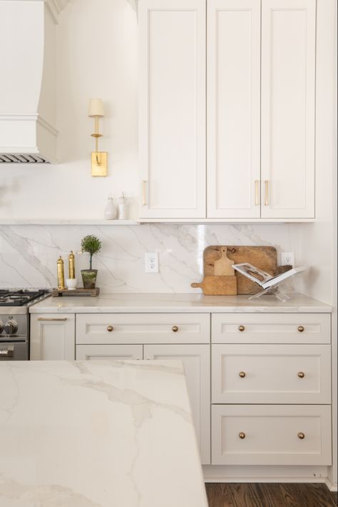 White Kitchen Cabinets With Quartz, Timeless Kitchen Cabinets, Cream Kitchen Cabinets, Off White Kitchens, Warm Kitchen, Timeless Kitchen, Kitchen Shelf, Kitchen Cabinet Colors, Kitchen Redo