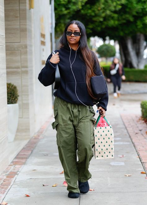 Justine Skye Outfits, Justine Skye Style, Supermodel Fashion, Olive Green Cargo Pants, 2024 Board, Modest Outfit Ideas, Justine Skye, Baggy Cargo Pants, Green Cargo Pants