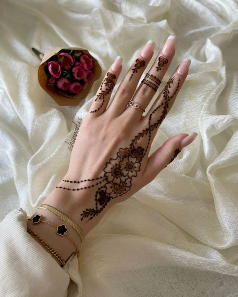 Adorn your hands with captivating mehndi designs that reflect both tradition and modernity. These intricate patterns, from delicate paisleys to bold geometric shapes, are perfect for any event. They bring a touch of sophistication and cultural elegance to your look, making you stand out. Discover the endless possibilities of mehndi art and express your individuality. #simplemehndi #hennadesign #mehnditattoosforwomen #henna #easymehndi #mehndidesigns #mehndidesignssimple #mehndidesignsforhands Aesthetic Mehndi Ideas, Desain Henna Simple, Girls Mehendi Designs, Modern Mehndi Designs Simple, Delicate Mehendi Designs, Henna Hand Tattoo Designs, Henna Designs Easy Hand, Simple And Elegant Mehndi Designs, Elegant Henna Designs