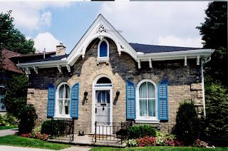 A Field Guide to Building Watching: 10. The Loyalist: Ontario Cottage London Cottage, Gothic Farmhouse, Modern Victorian Style, Carpenter Gothic, Ontario Cottages, Living Arrangements, Brick Houses, Figure Design, Southern Ontario