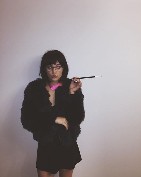 “'I never look back, darling. It distracts from the now.' Edna Mode” Edna Incredibles, Incredibles Costume, Edna Mode, Halloween Party Outfits, Olivia Holt, College Halloween, Theatre Costumes, Never Look Back, Halloween 2020