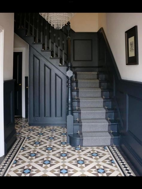 Lambriseringen Gang, Modern Hallways, Stairs And Hallway Ideas, Hallway Design Ideas, Hall Tiles, Blue Hallway, Victorian House Interiors, Interior Design Hallway, Victorian Hallway