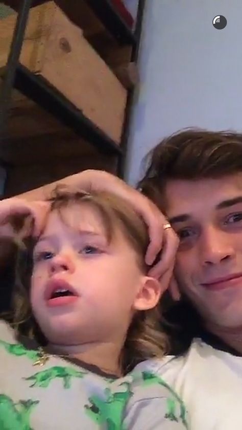 Milo and Francisco #FatherSon Francisco Lachowski Young, Horror Oc, Fotos Cute, Facebook Mom, Iranian Beauty, 90s Men, Francisco Lachowski, Dream Family, Dad Baby