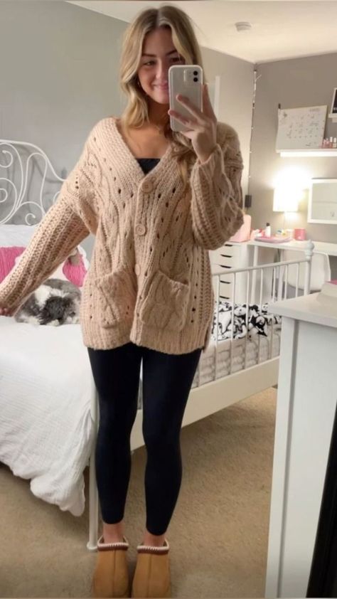 Fall Outfits Women Check more at https://beautyfashionideas.com/fashion/fall-outfits-women-3/ Sweater Tshirt Outfits, Cute Pinterest Outfits For School, Comfy Wear Aesthetic, Leggings And A Sweater, Simple Fall Outfits Casual Comfy, College Outfits For Class Fall, Birthday Outfit Restaurant, Outfit For Fall For Women, Fall Fits Leggings