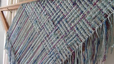 Loom Weaving Projects, Triangle Weaving, Triangle Loom, Weaving Patterns Loom, Weaving Scarfs, Circular Loom, Pin Loom, Pin Weaving, Weaving Loom Projects