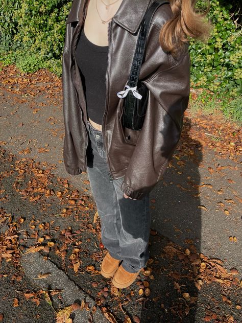 Fall fit, cropped trenchcoat, autumn fit, outfit inspo, aesthetic fall outfit inspo, leather jacket inspo, leather jacket Brown Leather Jacket Concert Outfit, Jacket Inspo Spring, Fake Leather Jacket Outfits, Vintage Outfits Leather Jacket, Leather Jacket With Hoodie Outfit, Vintage Leather Jacket Outfits Women, Outfits Aesthetic Leather Jacket, Styling Brown Leather Jacket, Brown Leather Jacket Outfit Aesthetic