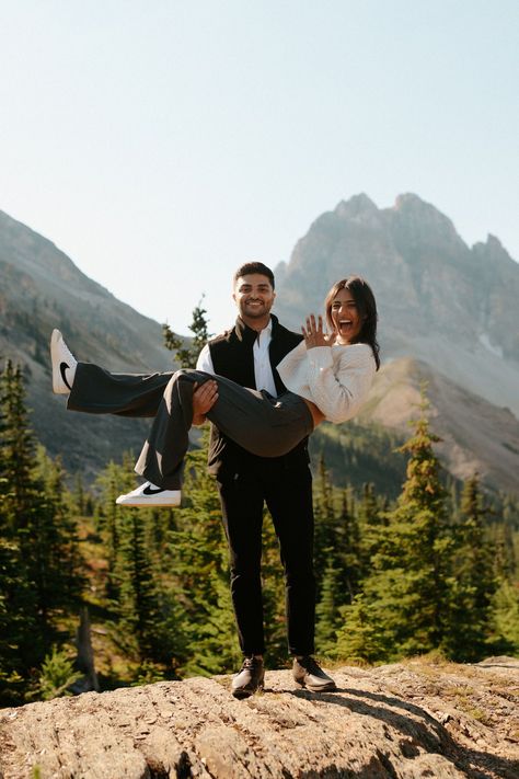 Banff Helicopter Proposal - a secret helicopter ride proposal in the mountains in Banff National Park, shot by Havilah Heger Photography. Helicopter Engagement Photos, Hiking Proposal Outfit, Hiking Proposal Ideas, Mountains Proposal, Banff Proposal, Outdoor Proposal Ideas, Nature Proposal, Proposal Mountain, Hiking Proposal