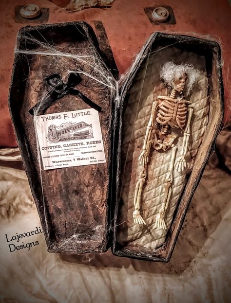 Dollar tree coffins for halloween Diy Mini Skeleton Decor, Dollar Tree Coffin, Miniature Horror, Scary Fairies, Miniature Coffin, Skeleton Ideas, Scary Halloween Decorations Diy, Halloween Shadow Box, Haunted Dollhouse