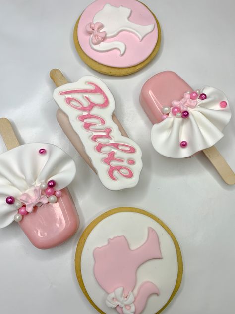 Barbie Cakesicles, Barbie Cake Pops, Barbie Treats, Barbie Birthday Cake, Cake Pop Decorating, Chocolate Covered Treats, Barbie Cake, Barbie Birthday, Barbie Party