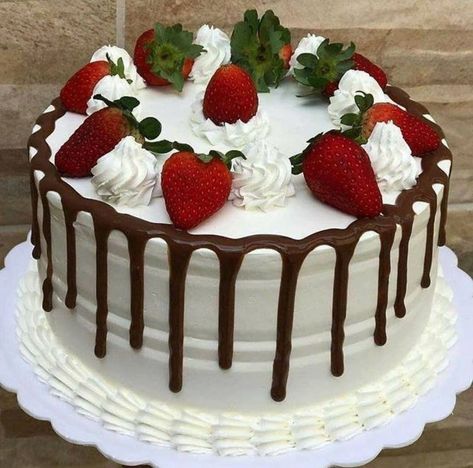 Easy Birthday Cake Recipes, Resipi Kek, Chocolate Cake Decoration, Birthday Cake Recipe, Easy Cake Decorating, Cake Decorating Videos, Simple Birthday Cake, Strawberry Cakes, Kue Ulang Tahun