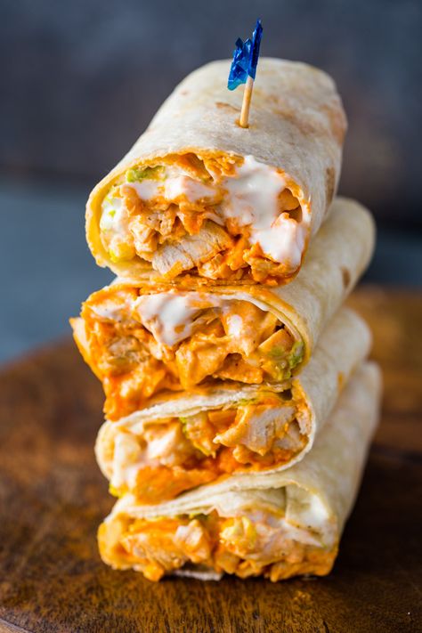 Buffalo Chicken Wrap, Buffalo Chicken Rolls, Chicken Thights Recipes, Spicy Buffalo Chicken, Buffalo Chicken Wraps, Chicken Wrap Recipes, Chicken Wrap, Dinner Healthy, Buffalo Wings