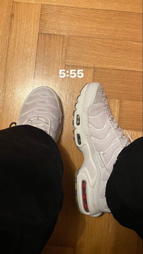 white tn 555 Nike Air Max Tn Outfit, White Tns Outfit, Nike Tn White, Nike Tn Outfit, Tn White, Custom Fitted Hats, Outfits Baggy, Nike Tn, Nike Air Max Tn