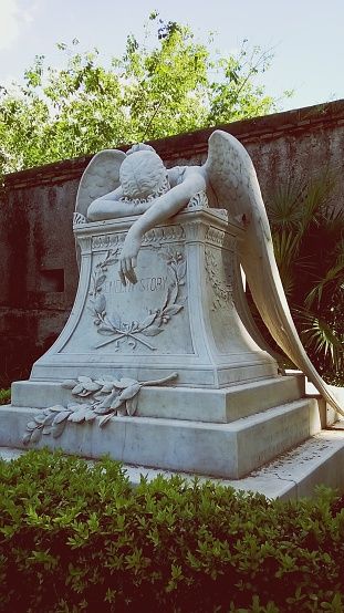 Angel On Grave, Old Headstones, Victorian Tombstone, Tombstone Aesthetic, Abandoned Statues, Angel Gravestone, Angel Headstone, Tombstone Drawing, Creepy Angel