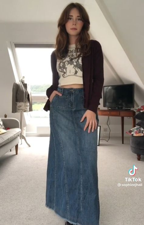 Outfits With Denim Maxi Skirt, Long Denim Skirt Outfit Grunge, 70s Denim Skirt Outfit, Long Denim Skirt Grunge, Mid Size Long Skirt, Denim Maxi Skirts Outfit, Jean Maxi Skirt Outfit Summer, Maxi Demin Skirt Outfits, Maxi Denim Skirt Outfit Aesthetic