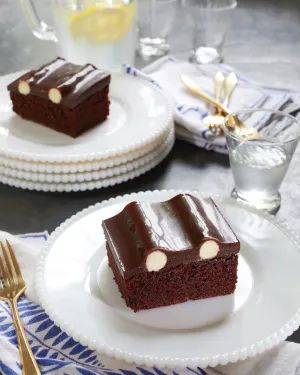 Make Sanders Bumpy Cake and other Midwest munchies in your own kitchen Bumpy Cake Recipe, Bumpy Cake, Do Nothing Cake, Snickerdoodle Bars, Resipi Kek, Fudge Frosting, Julia Child, Moist Cakes, Keto Dessert Recipes