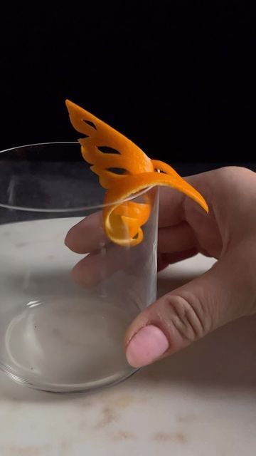 Moody Mixologist / Amy Traynor on Instagram: "🍊Hummingbird garnish Yes, I’m already gearing up for all those spring and summer drinks 😆 #garnish #garnishgame #drinks #cocktails #garnishing #cocktailgarnish #drinkstagram #craftcocktails #hummingbird #fancy" Creative Cocktail Garnishes, Bartender Drinks Recipes, Deco Fruit, Food Garnish, Fruit Garnish, Food Plating Techniques, Drink Decorations, Drink Garnishing, Amazing Food Decoration