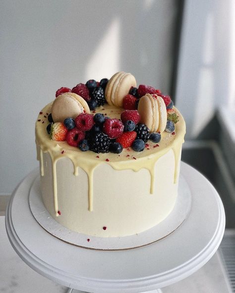 Birthday Cake Berries, Cake Designs With Fruit, Berries Birthday Cake, Birthday Cake Ideas Fruit, Cake Decorating Macarons, Cake Decorating With Macarons, Birthday Cake Ideas With Fruit, Drip Cake Decoration, Macaron On Cake