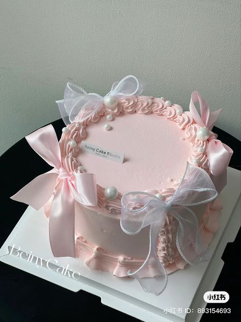 Pink Bento Cake, Aesthetic Bento Cake, Girly Birthday Cakes, Vintage Birthday Cakes, Bow Cakes, Girly Birthday, Pink Birthday Cakes, Cute Birthday Ideas, Mini Cakes Birthday