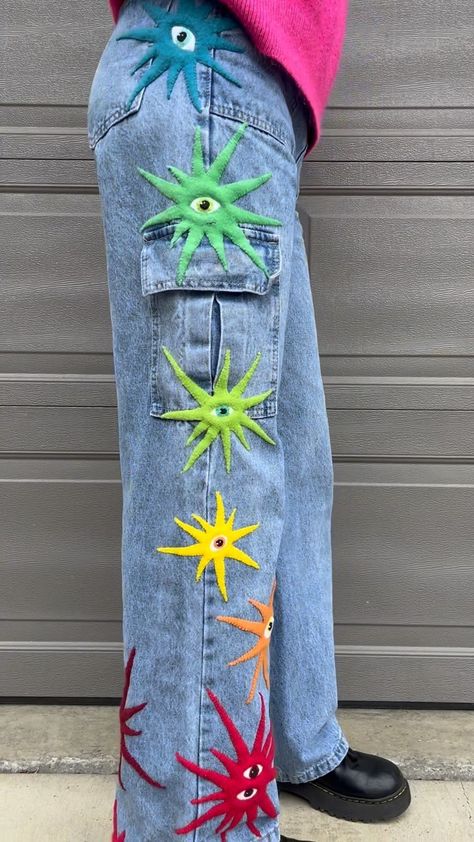 Star Burst - Custom 1/1 Pants 💥👁️ - Hand Sewn | Instagram Custom Pins Diy, Clothing Customization Diy, Paint Jeans Ideas, Diy Painted Pants, Customize Pants, Clothes Doodle, Hand Painted Pants, Denim Patches Diy, Pants Painting