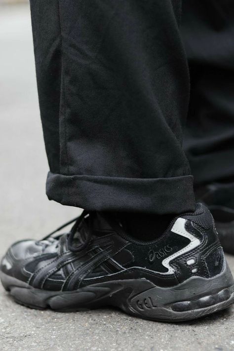 Asics Black Sneakers, Asics Outfit, Zayn Malik Style, Minimal Streetwear, Asics Black, Techwear Fashion, Wardrobe Sets, People Clothes, Street Style Outfits Men