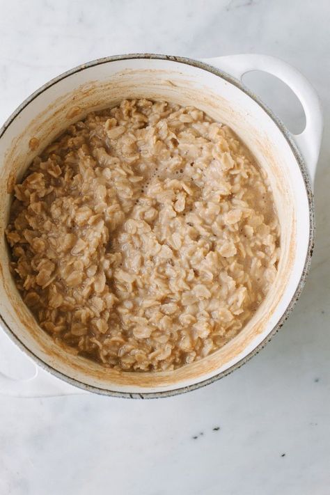 Healthy Cinnamon Oatmeal recipe made from scratch takes plain oatmeal to another level. Whole grain oats and cinnamon simmered together in unsweetened almond milk, served with healthy toppings and a touch of maple syrup makes a delicious, vegan, oil-free, non-dairy and gluten-free breakfast ready in less than 15 minutes! Oatmeal Bake Vegan, Plain Oatmeal, Oatmeal With Almond Milk, Turmeric Golden Milk, Crockpot Oatmeal, Milk Oatmeal, Oatmeal Bake, Healthy Bowl, Wakey Wakey