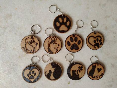 Woodburning Keychain Ideas, Woodburned Keychain Ideas, Woodburning Keychains, Woodburn Keychain, Wood Burned Keychain, Diy Wood Keychain, Wood Burning Patterns Stencil, Wood Burn Designs, Simple Wood Carving